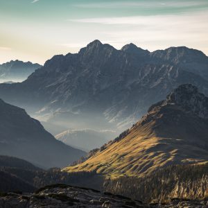 Blick vom Ingolstädterhaus auf Wilder Kaiser, Loferer Steinberge , Kallbrunnalm und Hochkranz im warmen Abendlicht